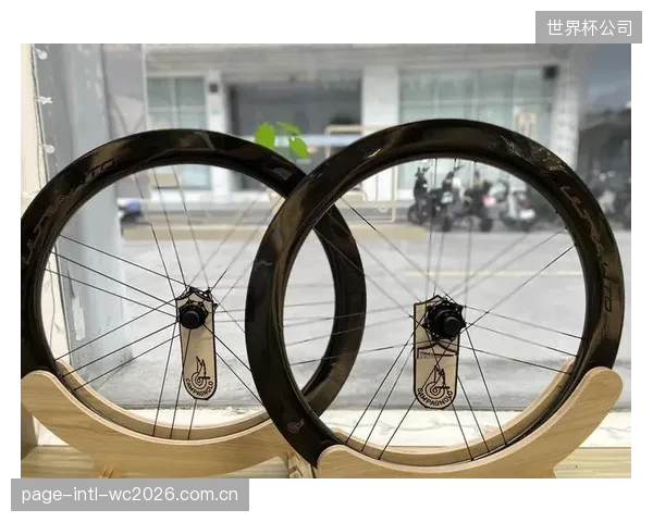 Campagnolo轮组配合全新标定的密封胶,刷新了蒙扎赛道个人计时赛滚动阻力记录 Campagnolo轮组配合全新标定的密封胶,刷新了蒙扎赛道个人计时赛滚动阻力记录